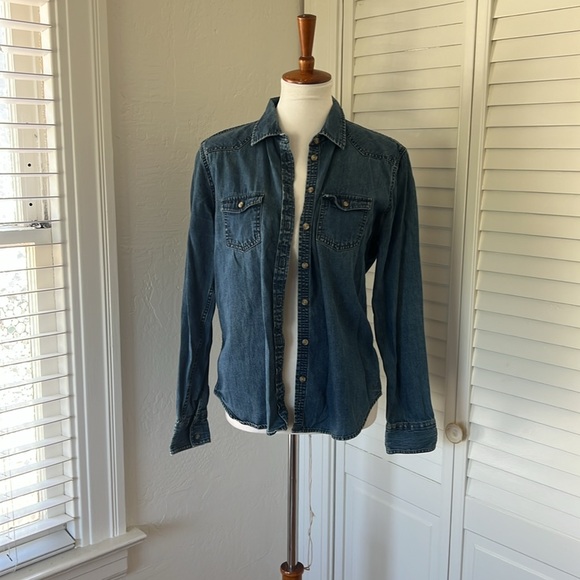 American Eagle Outfitters Tops - AEO Chambray Shirt
